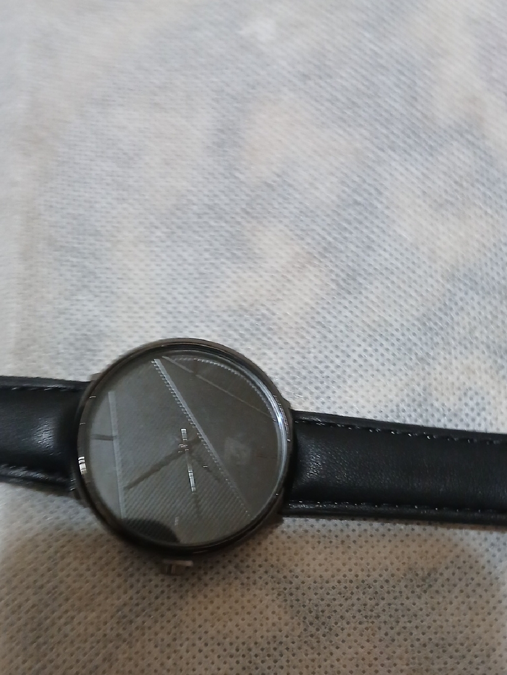 Classic Black Men’s Leather Strap Watch - Minimalist Design